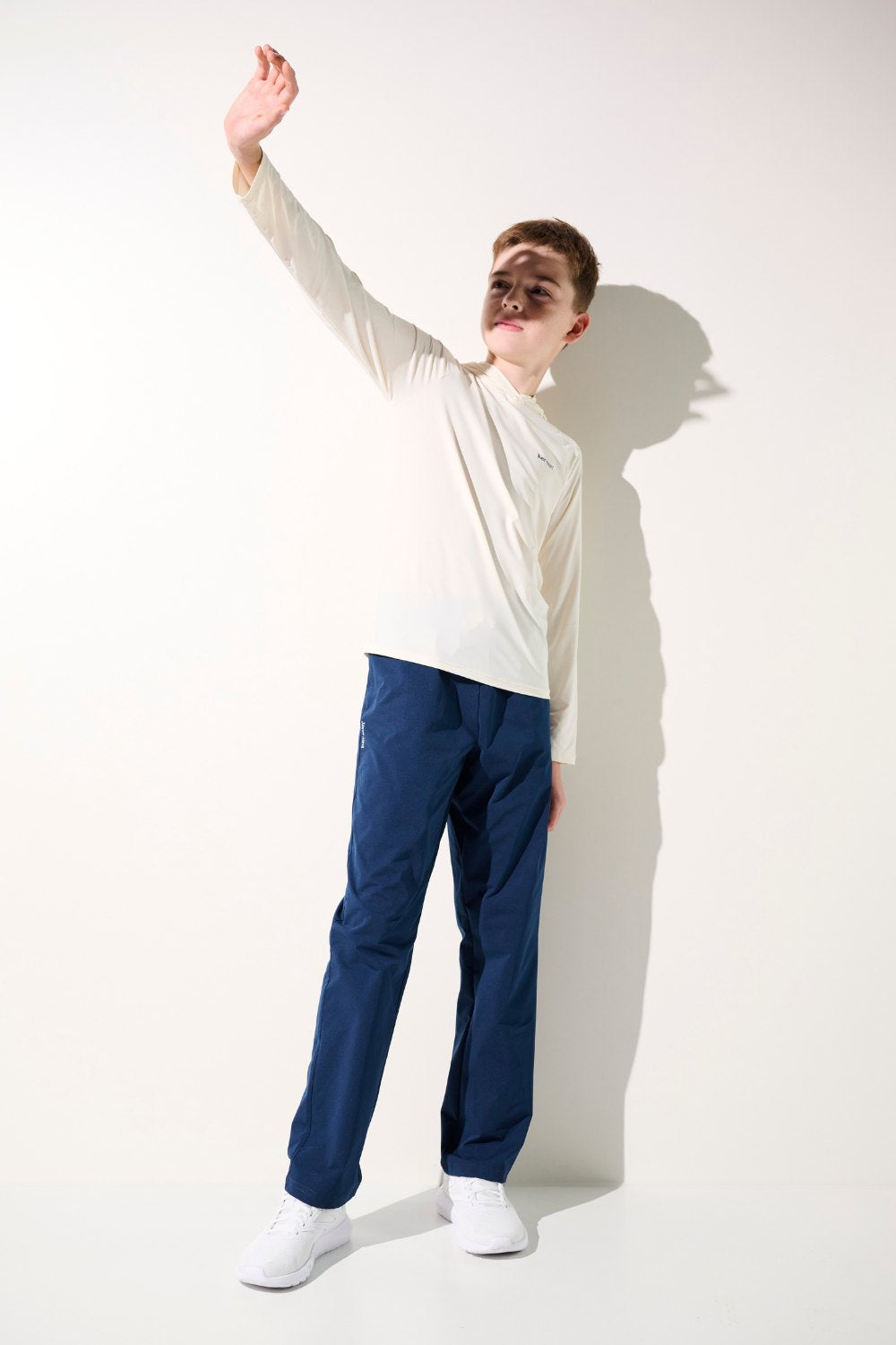 T-shirt anti-UV à capuche - Oasis, manches longues blanches pour enfant, parfait pour jouer au soleil.