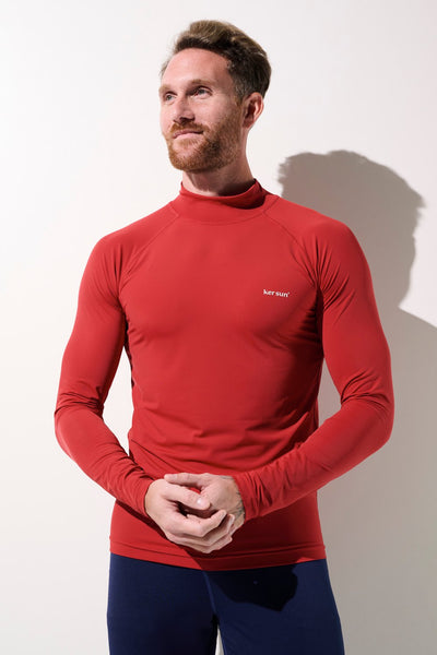 T-shirt de bain anti-UV rouge pour homme, manches longues, léger et respirant, UPF 50+ pour activités aquatiques.