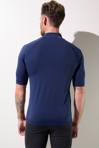 T-shirt de bain anti-UV bleu marine pour homme, coupe ajustée et tissu léger certifié UPF 50+, idéal pour les sports nautiques.