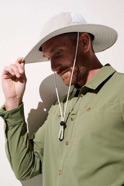 Chapeau anti-UV - Oasis blanc UPF 50+ porté par un homme, léger et respirant pour activités en plein air.