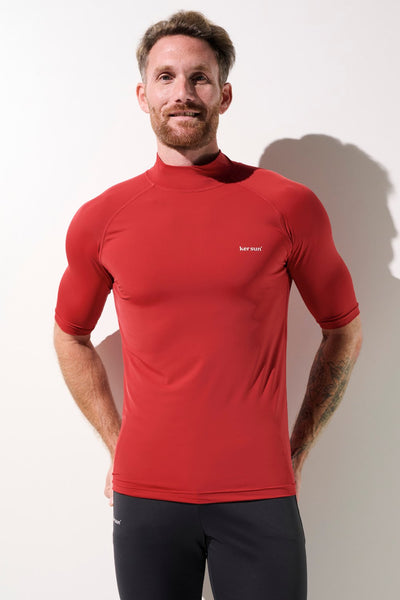 T-shirt de bain anti-UV rouge pour homme, léger et UPF 50+, idéal pour les activités aquatiques.