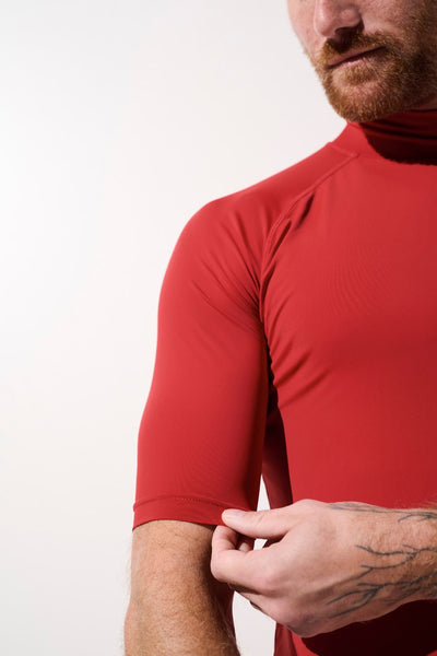 T-shirt de bain anti-UV rouge pour homme, léger et respirant, offrant une protection solaire UPF 50+.