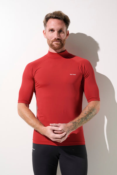 T-shirt de bain anti-UV rouge pour homme, léger et respirant, UPF 50+ pour activités aquatiques.