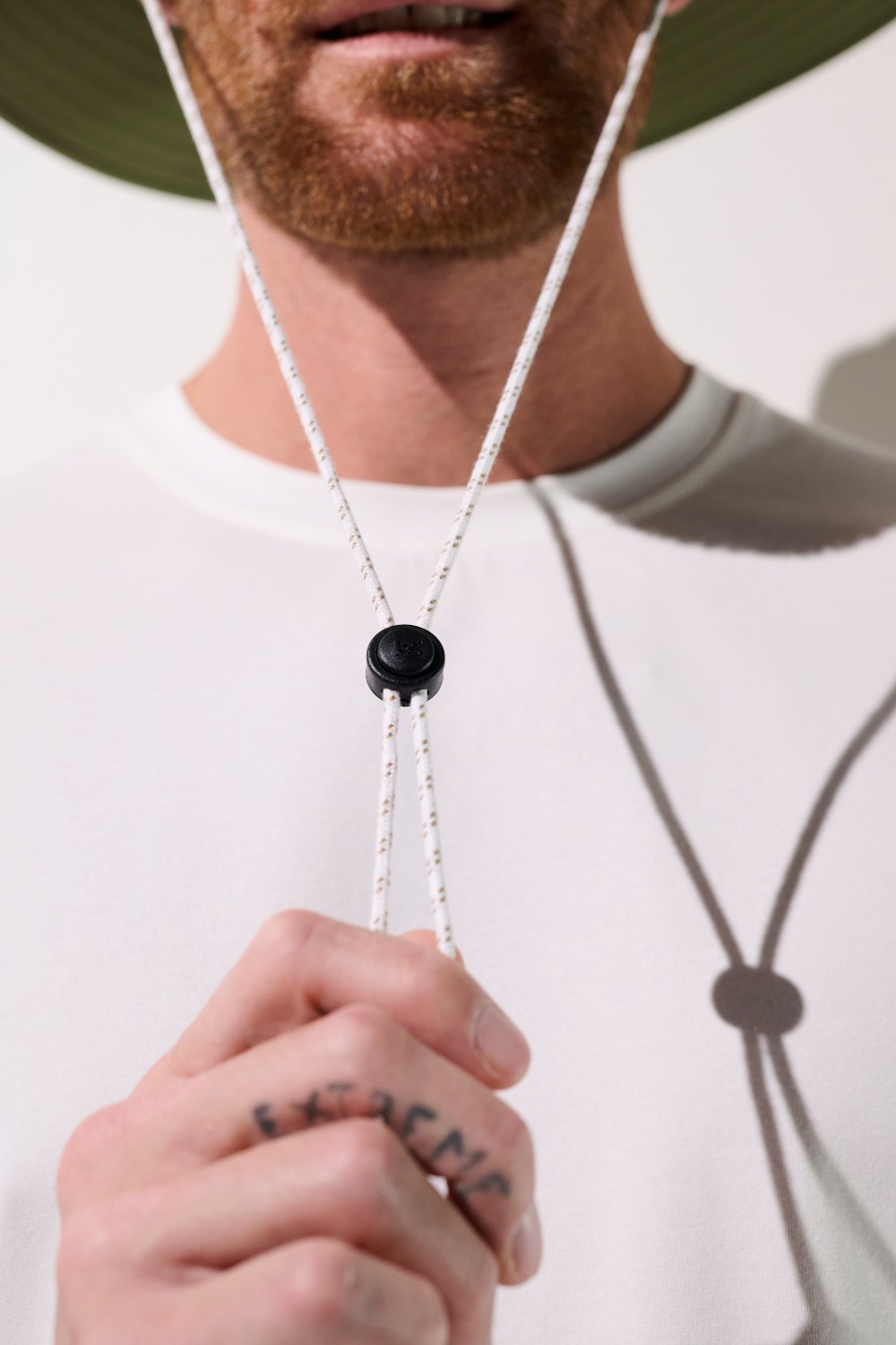 Chapeau anti-UV - Oasis porté par un homme, cordon de serrage ajustable pour une meilleure protection solaire.