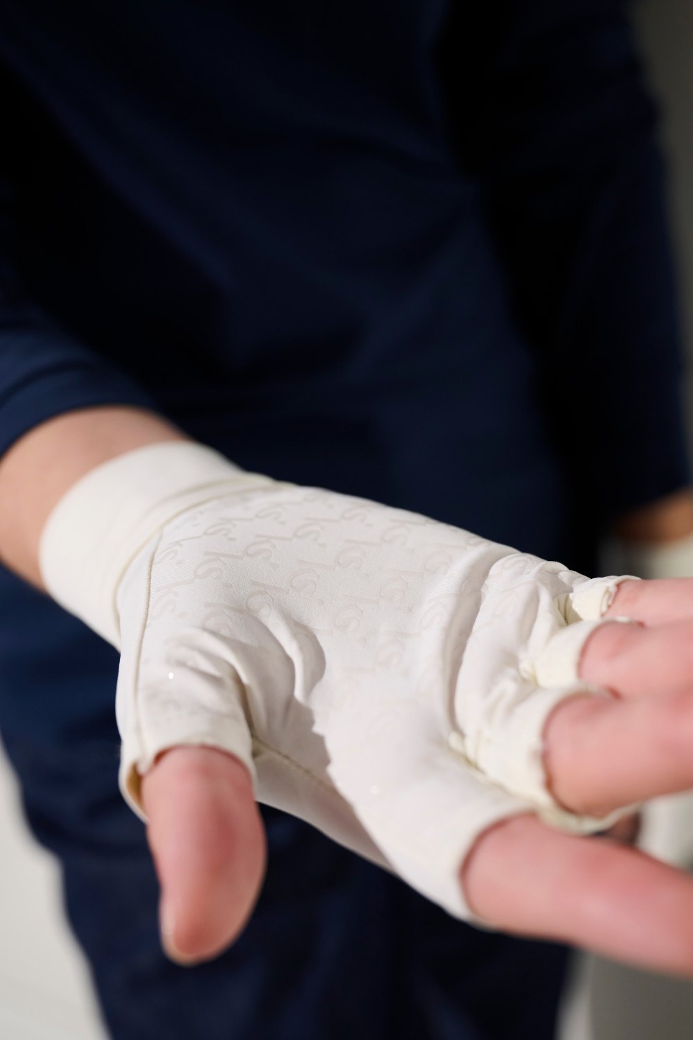 Mitaines anti-UV blanches UPF 50+, design léger et adhérent, idéales pour activités aquatiques et protection solaire.