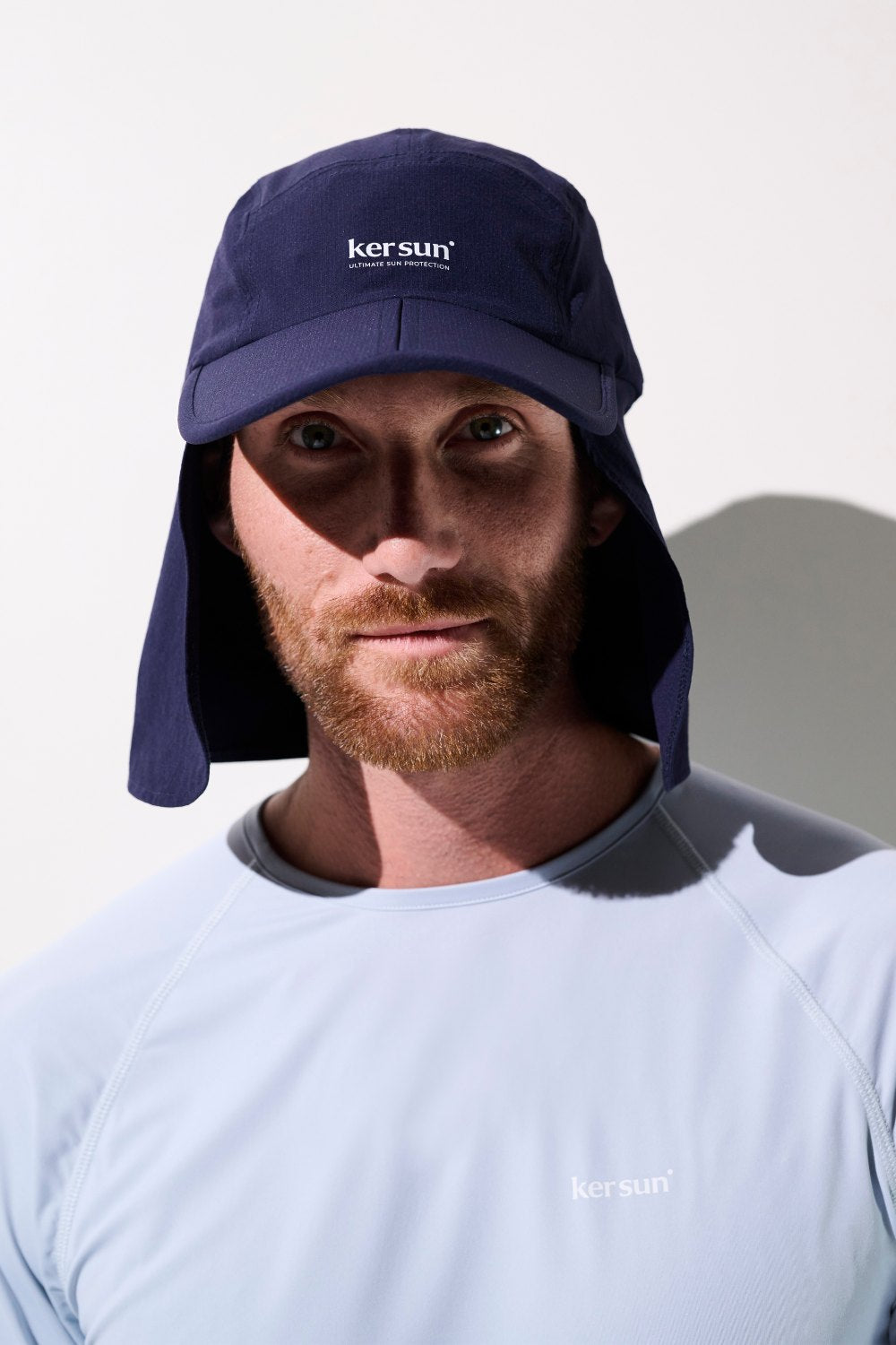 Casquette anti-UV - Sequoia bleu marine avec protection UPF 50+, portée par un homme pour activités de plein air.