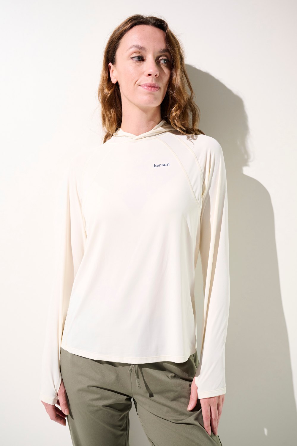 T-shirt anti-UV à capuche - Oasis beige pour femme, léger et respirant, UPF 50+, idéal pour le sport en extérieur.