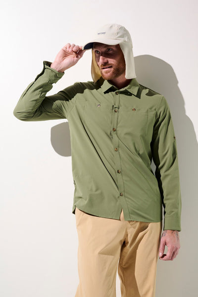 Homme portant une chemise anti-UV verte UPF 50+ avec casquette, idéale pour des activités en extérieur.