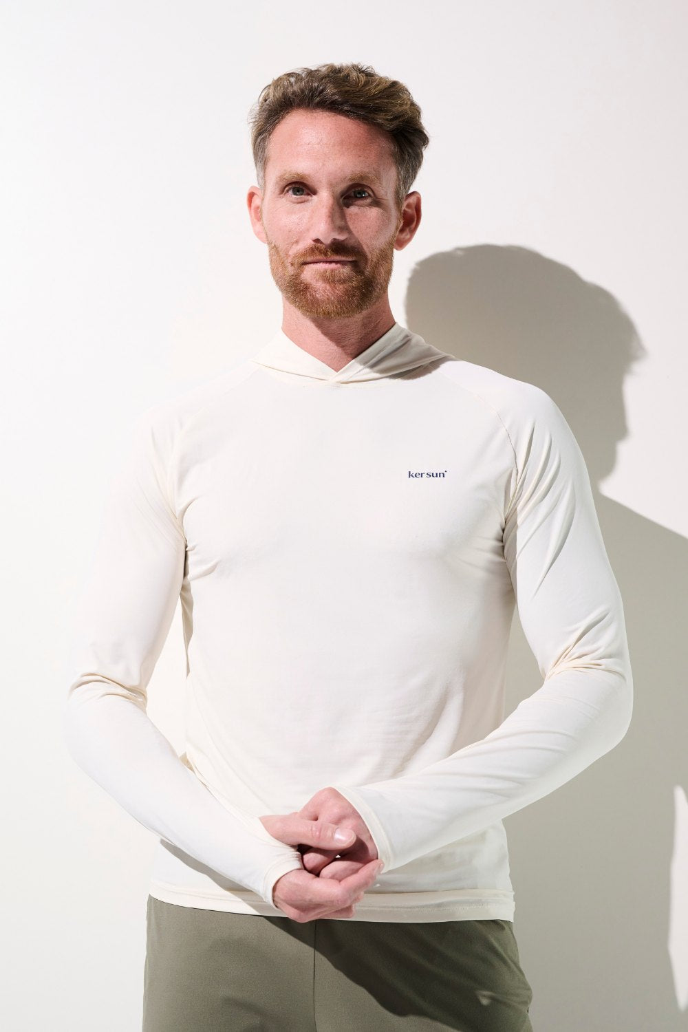 T-shirt anti-UV à capuche - Oasis pour homme, tissu léger et respirant, offrant protection solaire UPF 50+.