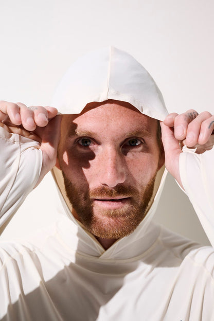 Homme portant un T-shirt anti-UV à capuche blanc, idéal pour les activités en plein air et protection solaire UPF 50+.