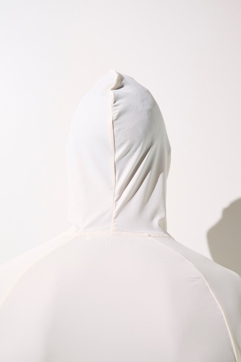 T-shirt anti-UV à capuche - Oasis pour homme, tissu léger et respirant, protection solaire UPF 50+, couleur blanche.