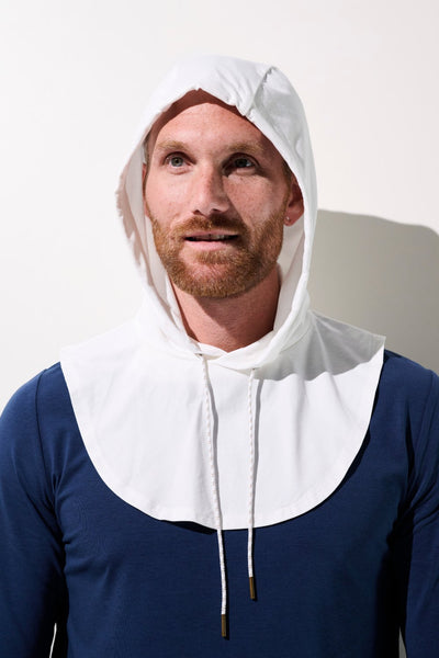 Capuche anti-UV - Mojave blanche avec protection solaire UPF 50+, portée par un homme en vêtements légers.