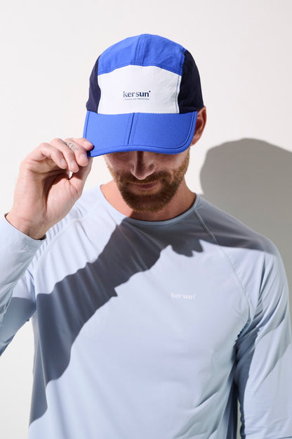 Casquette anti-UV - Sequoia bleue UPF 50+, portée par un homme en t-shirt léger, idéale pour le sport en plein soleil.