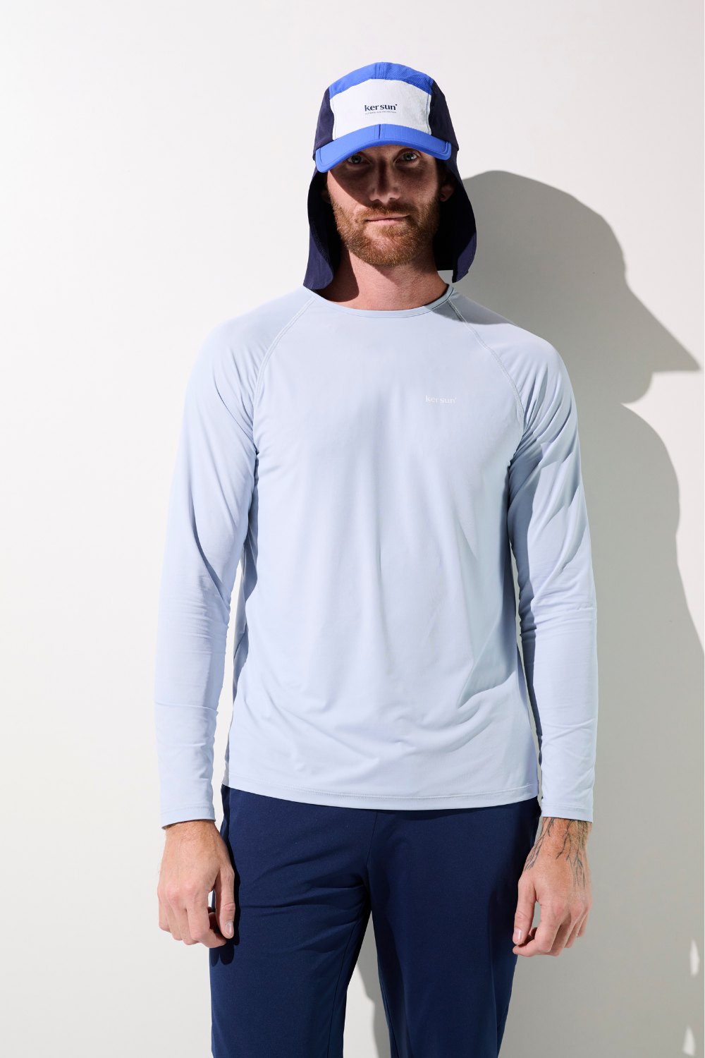 Homme portant une casquette anti-UV - Sequoia et une chemise légère UPF 50+ pour activités sportives.