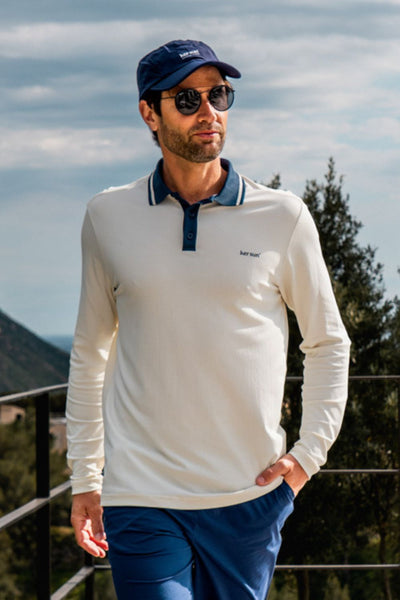 Homme portant un polo anti-UV - Augusta beige UPF 50+, parfait pour le golf en plein air.