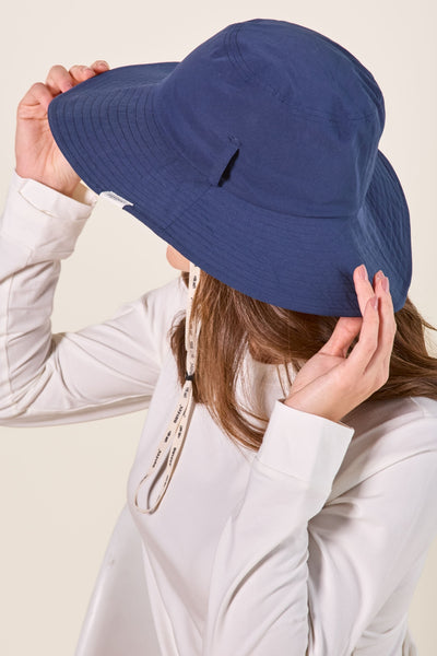 Chapeau anti-UV bleu pour femme, élégant avec jugulaire réglable, idéal pour une protection solaire.
