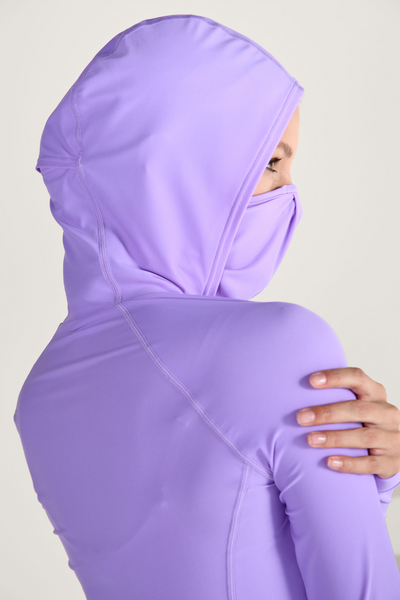 T-shirt de bain anti-UV galbé en Brume de Lavande, avec capuche et masque intégré pour protection solaire.