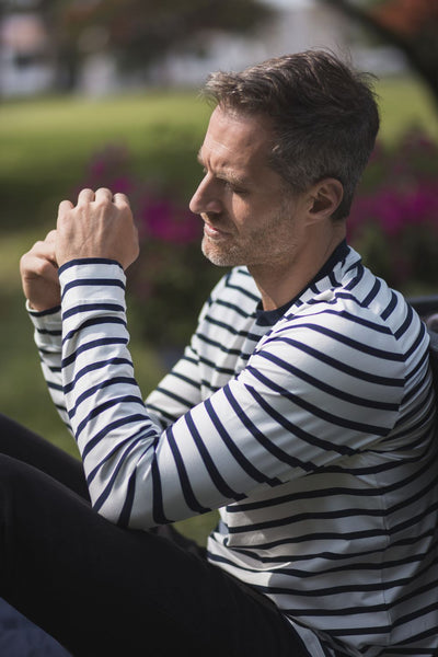 T-shirt anti-UV à rayures pour homme, léger et confortable, offrant une protection solaire UPF50+.