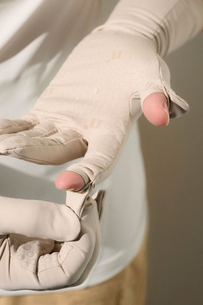 Gants anti-UV beige hommes, légers et confortables, offrant une protection UPF 50+ pour activités en plein air.