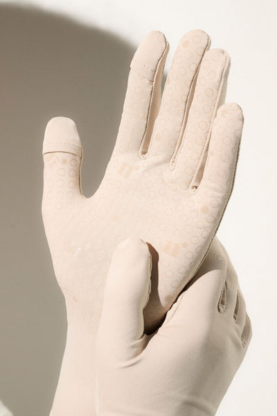 Gants anti-UV beige UPF50+, offrant confort et adhérence pour activités en extérieur.