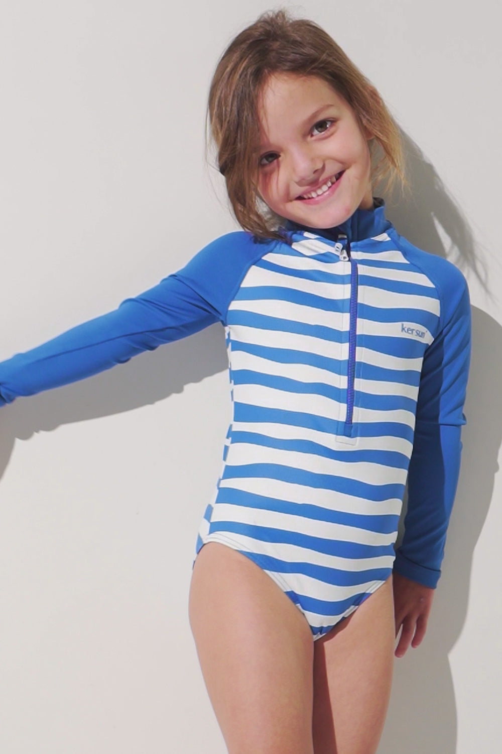 Maillot de bain anti-UV manches longues - Flores, rayé bleu et blanc, idéal pour enfants, avec protection UPF 50+.