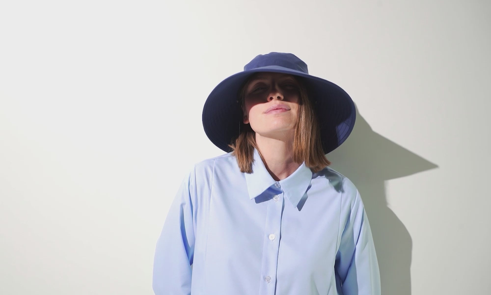 Indlæs video: Ker Sun – UPF 50+ solbeskyttende tøj og hatte til kvinder og mænd