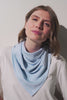 Foulard anti-UV - Positano en couleur bleu clair porté par une femme, élégant et léger, protection solaire UPF 50+.