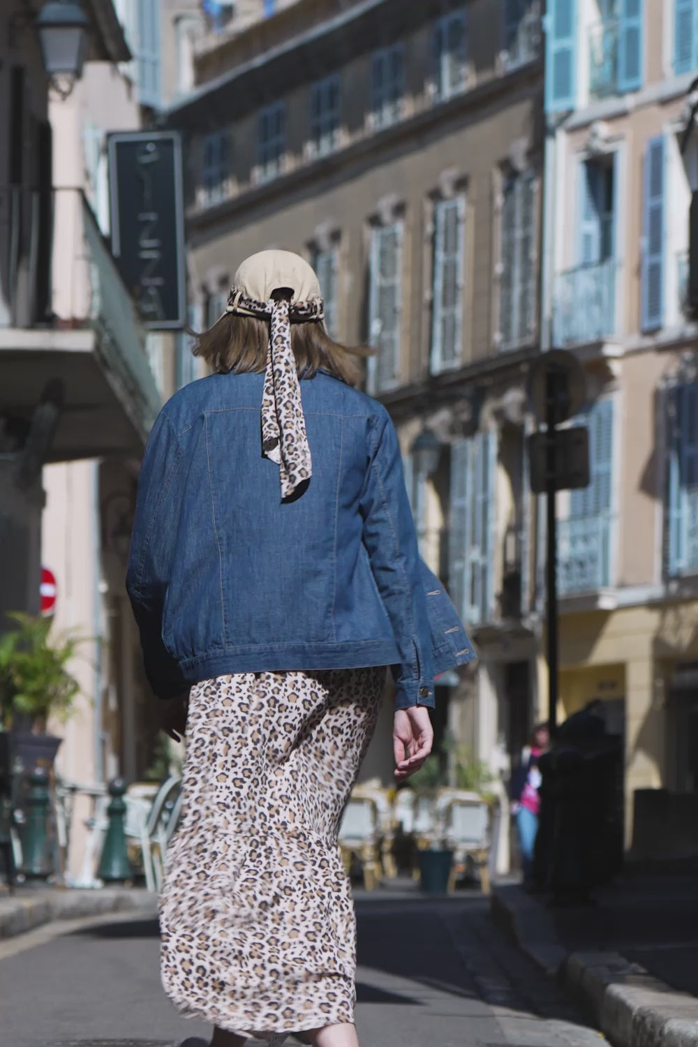 Jupe anti-UV - Positano à motifs léopard portée par une femme dans une rue ensoleillée, confort et style.
