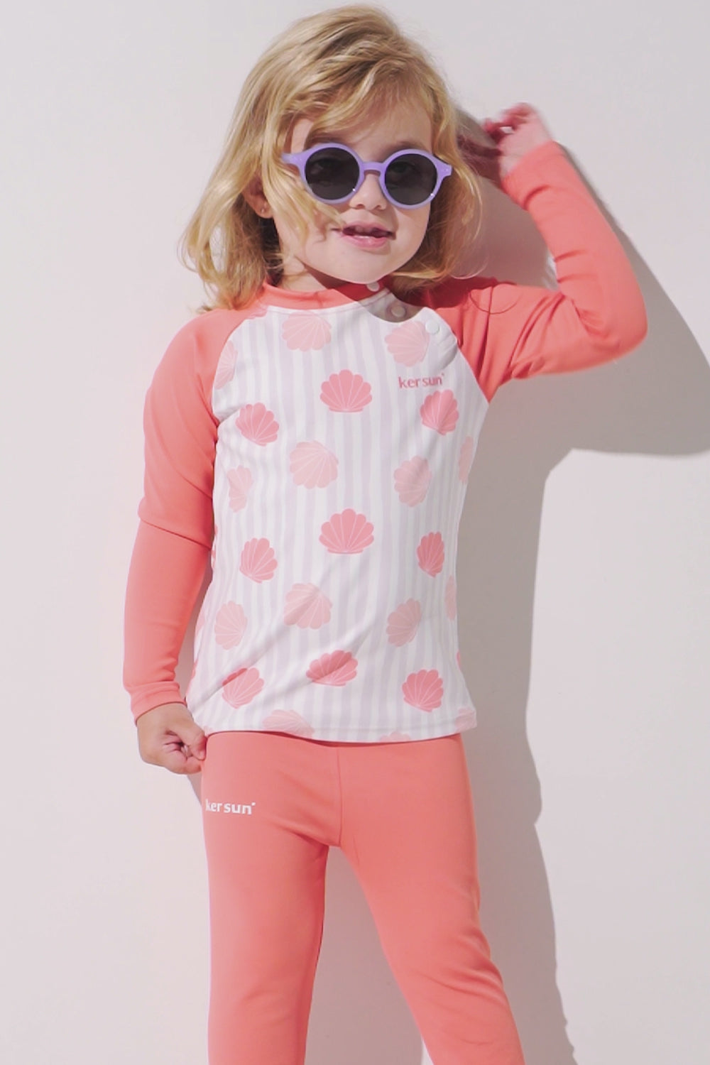 Legging de bain anti-UV - Samoa pour fille, coloris corail, avec t-shirt anti-UV UPF 50+ et lunettes de soleil.