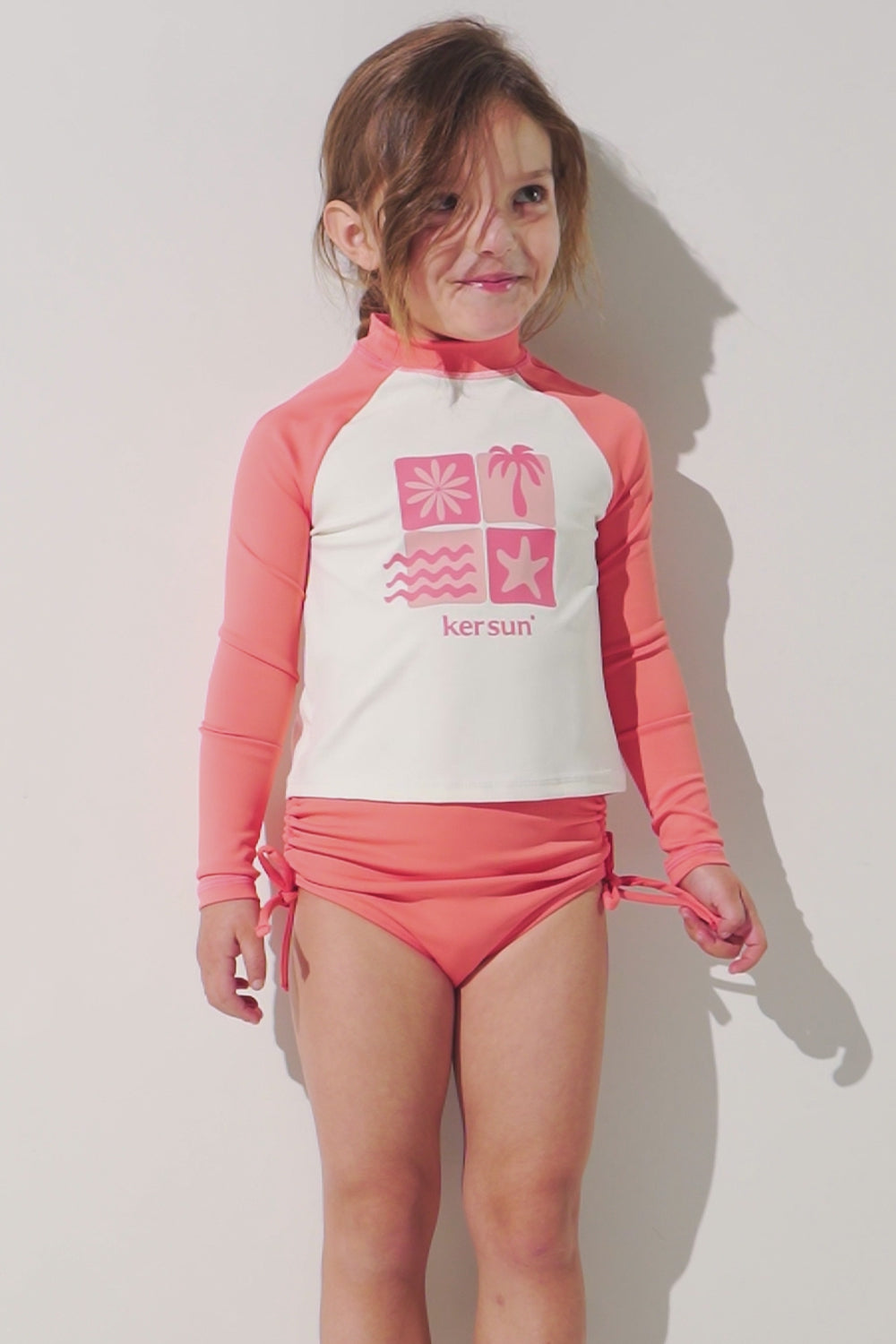 T-shirt de bain anti-UV - Pacific pour enfant, manches longues, léger, UPF 50+, couleur corail, idéal pour les activités aquatiques.