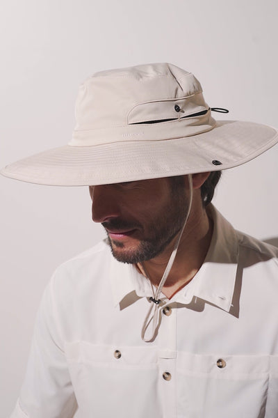 Chapeau anti-UV beige pour homme, léger et confortable, offrant protection solaire UPF50+ lors des activités en extérieur.