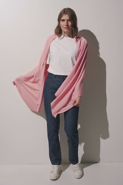 Étole anti-UV - Positano rose portée par une femme, légère et élégante pour une protection solaire au quotidien.